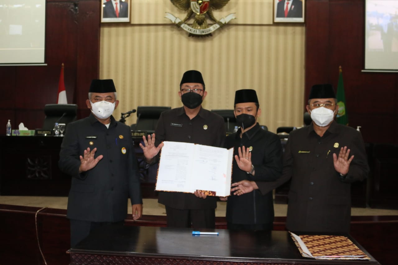 PENANDATANGANAN PERSETUJUAN PERDA KOTA BEKASI PERUBAHAN KEDUA ATAS PERDA NOMOR 15 TAHUN 2011