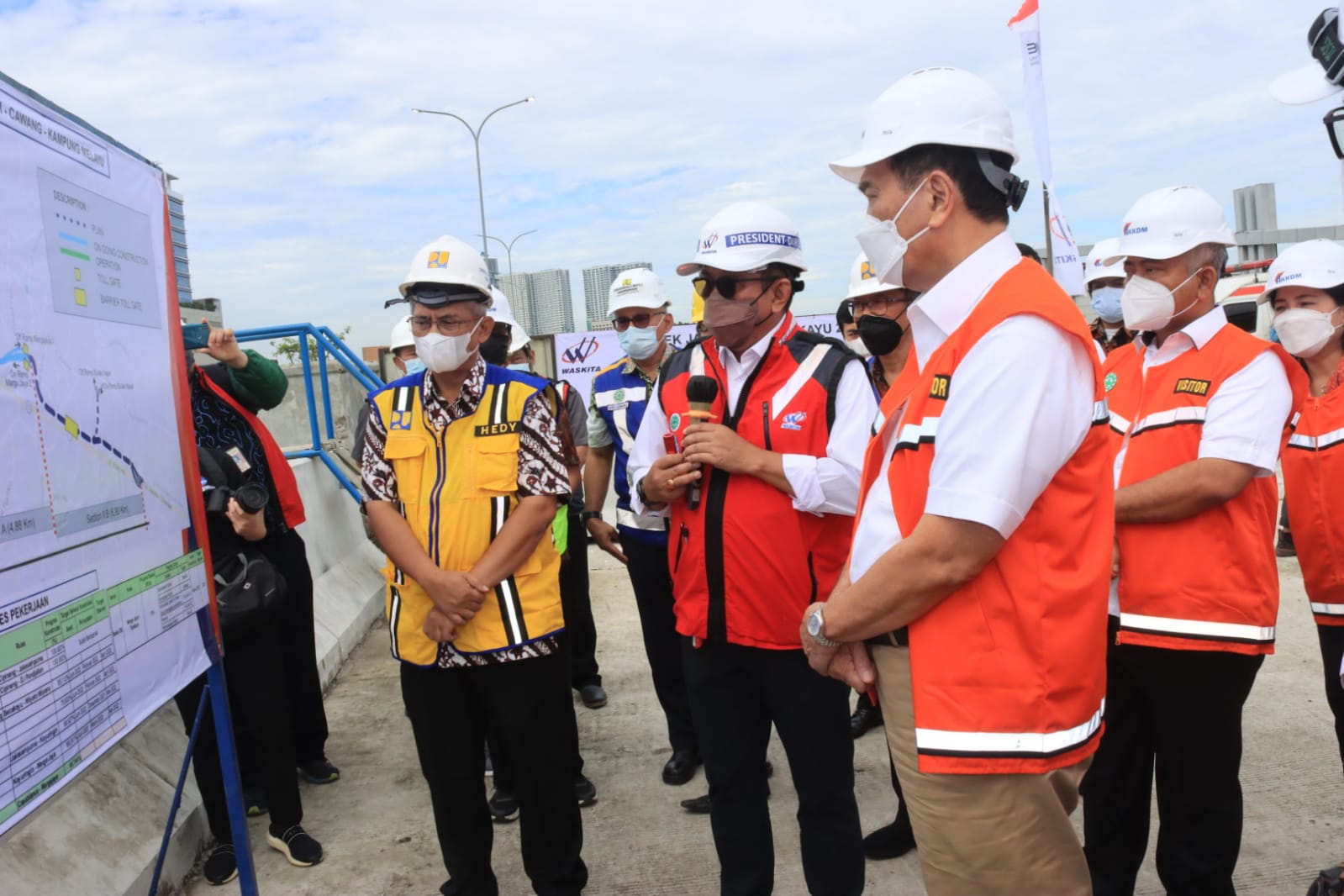 WALI KOTA DAN BUPATI BEKASI DAMPINGI MENKOMARVEST TINJAU LANJUTAN JALAN TOL BECAKAYU HARI INI