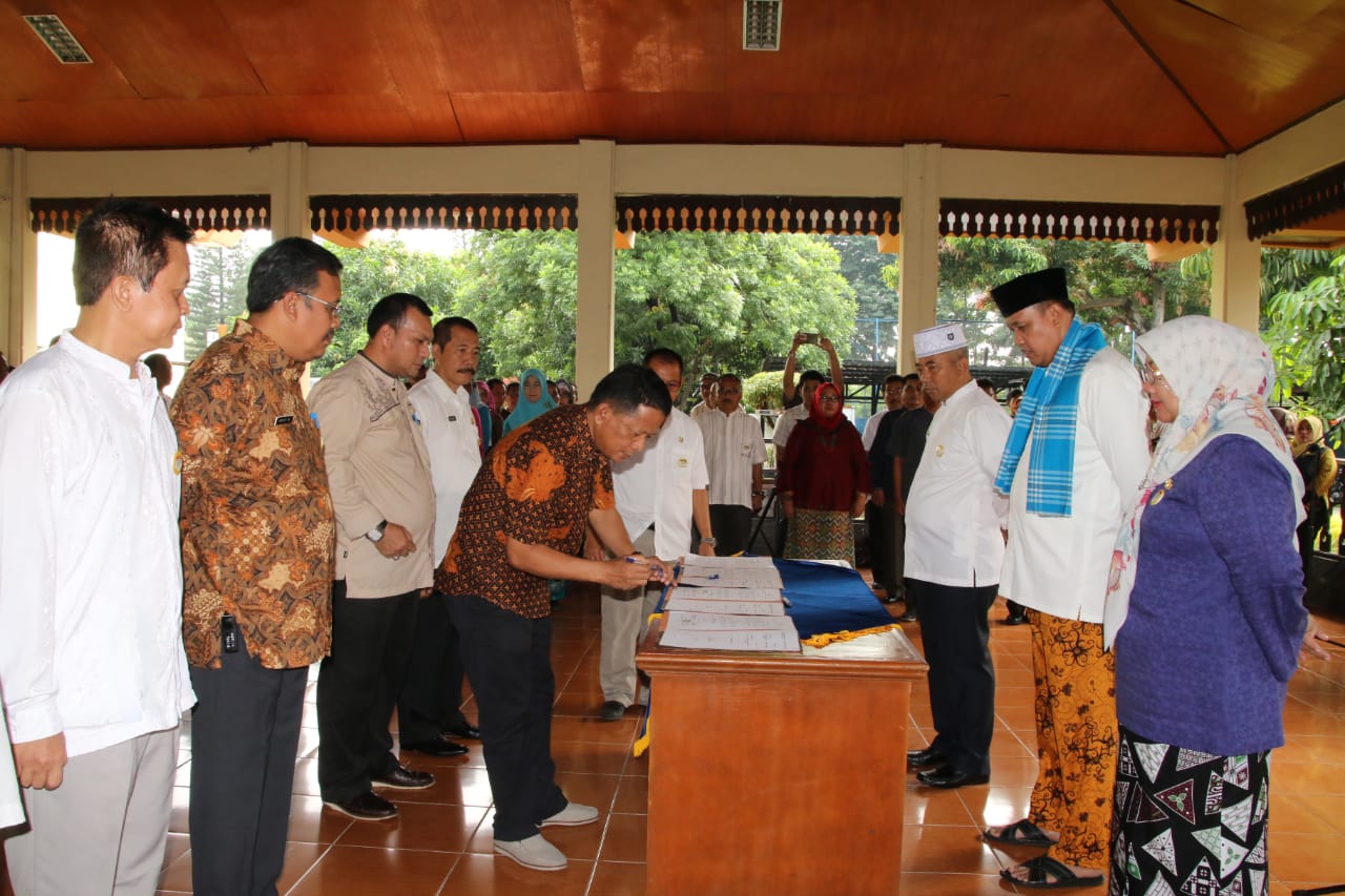 Wali Kota Bekasi Tanda Tangan MoU Perjanjian Percepatan Penyelesaian Proses Perizinan di Kota Bekasi