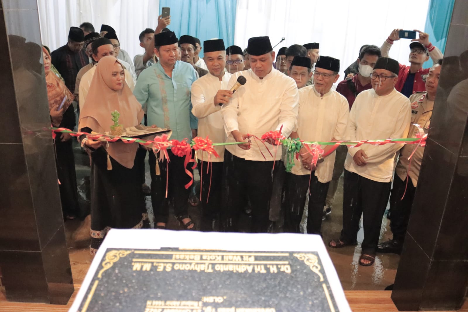PLT. WALI KOTA BEKASI TRI ADHIANTO RESMIKAN MASJID AL IKHLAS RW 19 KELURAHAN CIMUNING