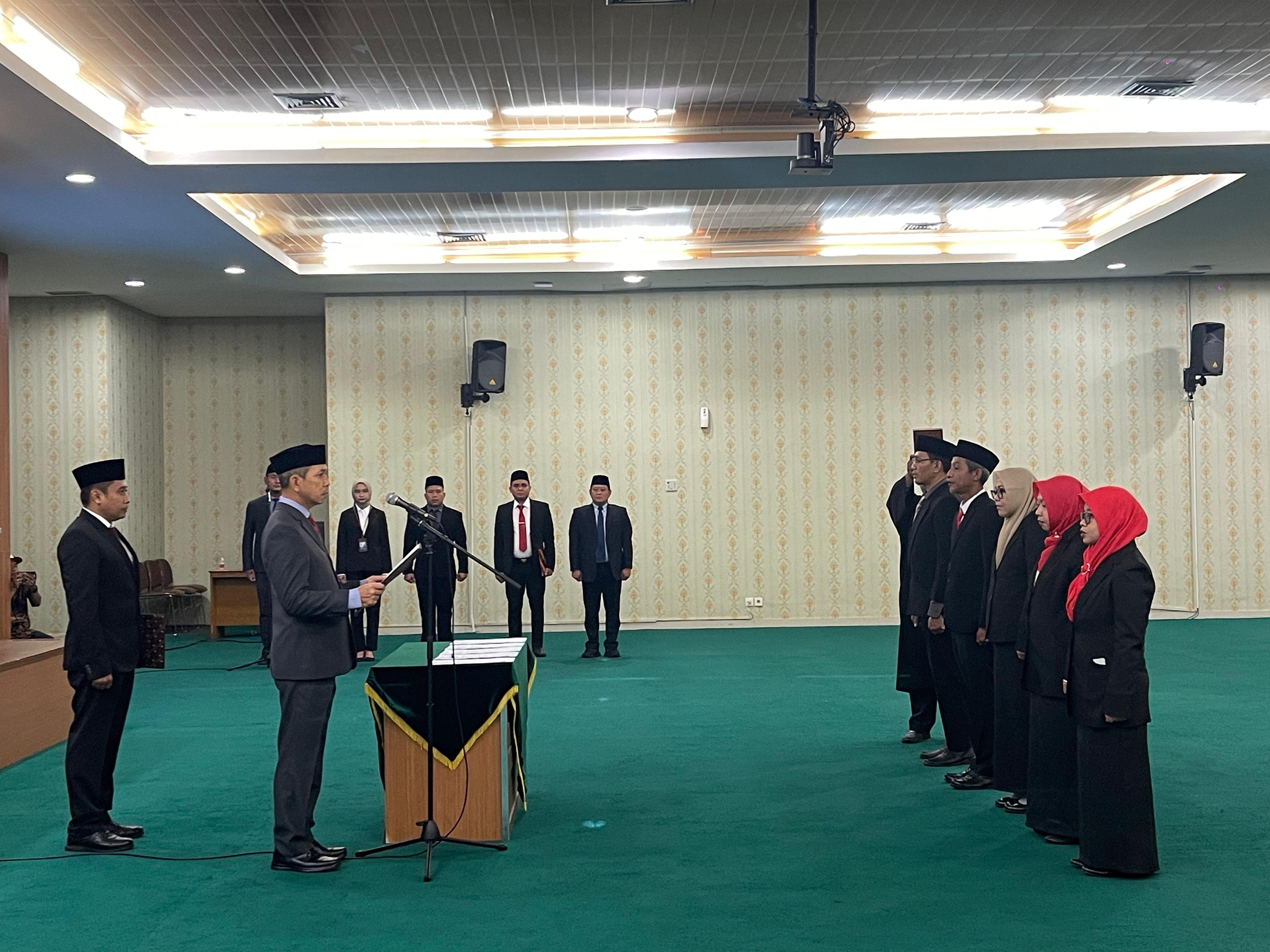 Kepala BKPSDM Kota Bekasi Lantik dan Ambil Sumpah Jabatan 5 Pejabat Fungsional