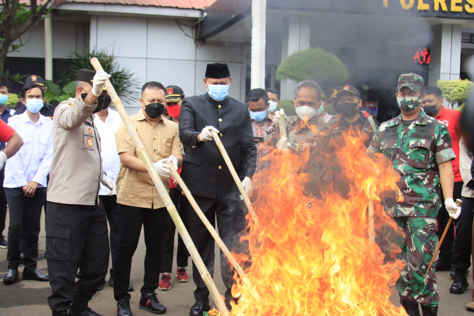 POLRES METRO BEKASI KOTA MUSNAHKAN BARANG BUKTI MIRAS DAN NARKOBA