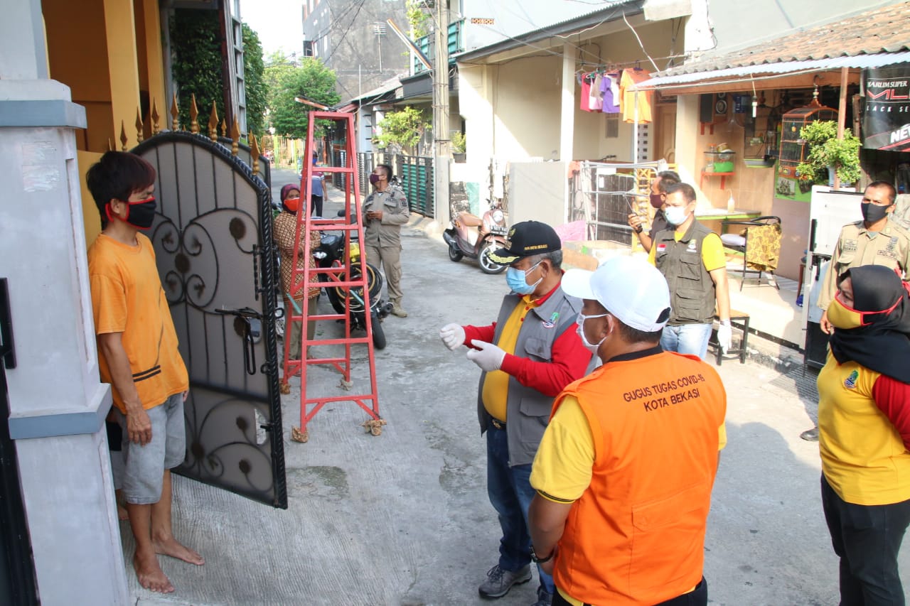 Datangi Pasien Isolasi Mandiri, Wali Kota Pastikan Lurah dan Kapus Lakukan Kontrol Setiap Harinya