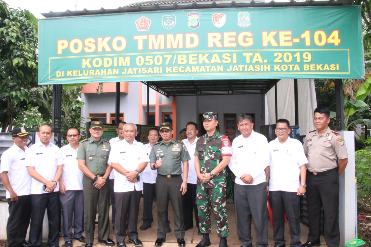 KASDAM JAYA Bersama Wali Kota Bekasi Pantau Kegiatan TMMD ke 104 di Kelurahan Jatisari