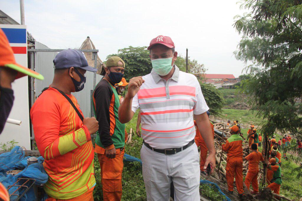 ANTISIPASI BANJIR MENDATANG, TRI ADHIANTO BERSIHKAN SAMPAH KALI BEKASI