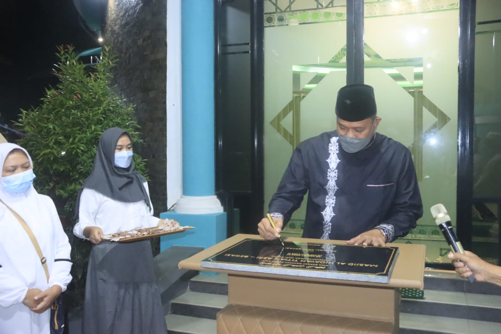 PLT. WALI KOTA BEKASI RESMIKAN MASJID AL HIDAYAH RW 09 HARAPAN MULYA