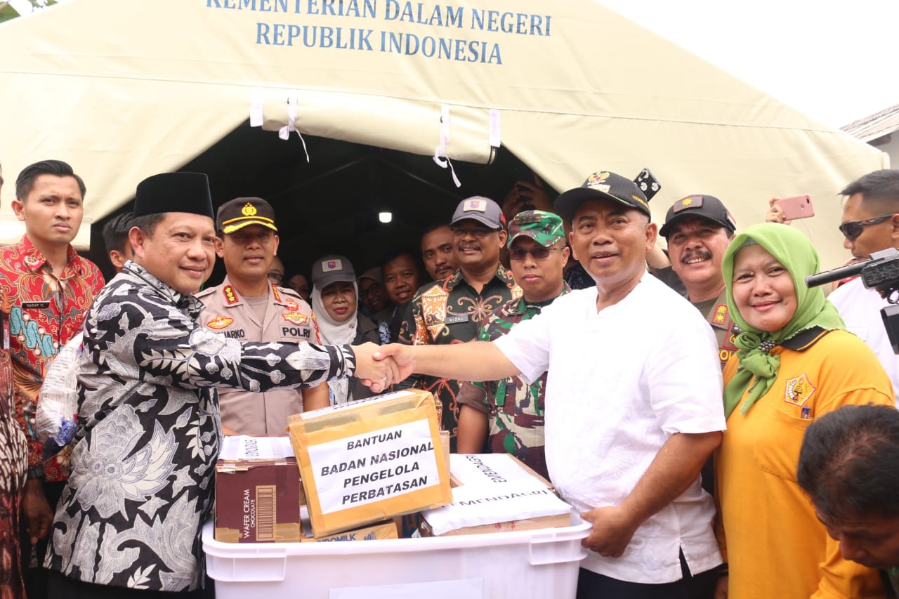 Mentri Dalam Negeri Tito Karnavian Mengunjungi Korban Bencana Banjir Kota Bekasi