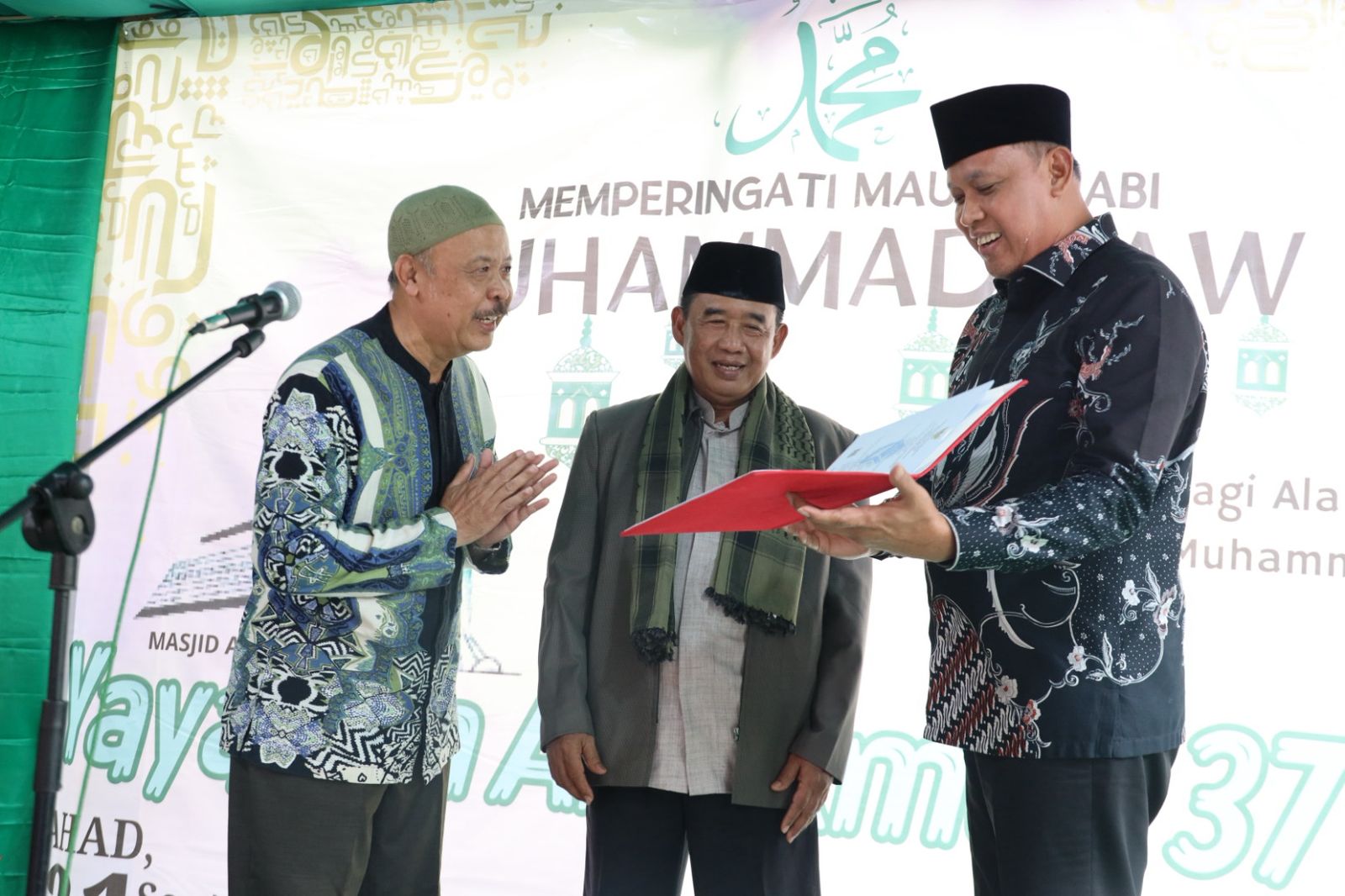 Wali Kota Bekasi Serahkan IMB Yayasan Al Hikmah, Pastikan Gratis dan Mudah