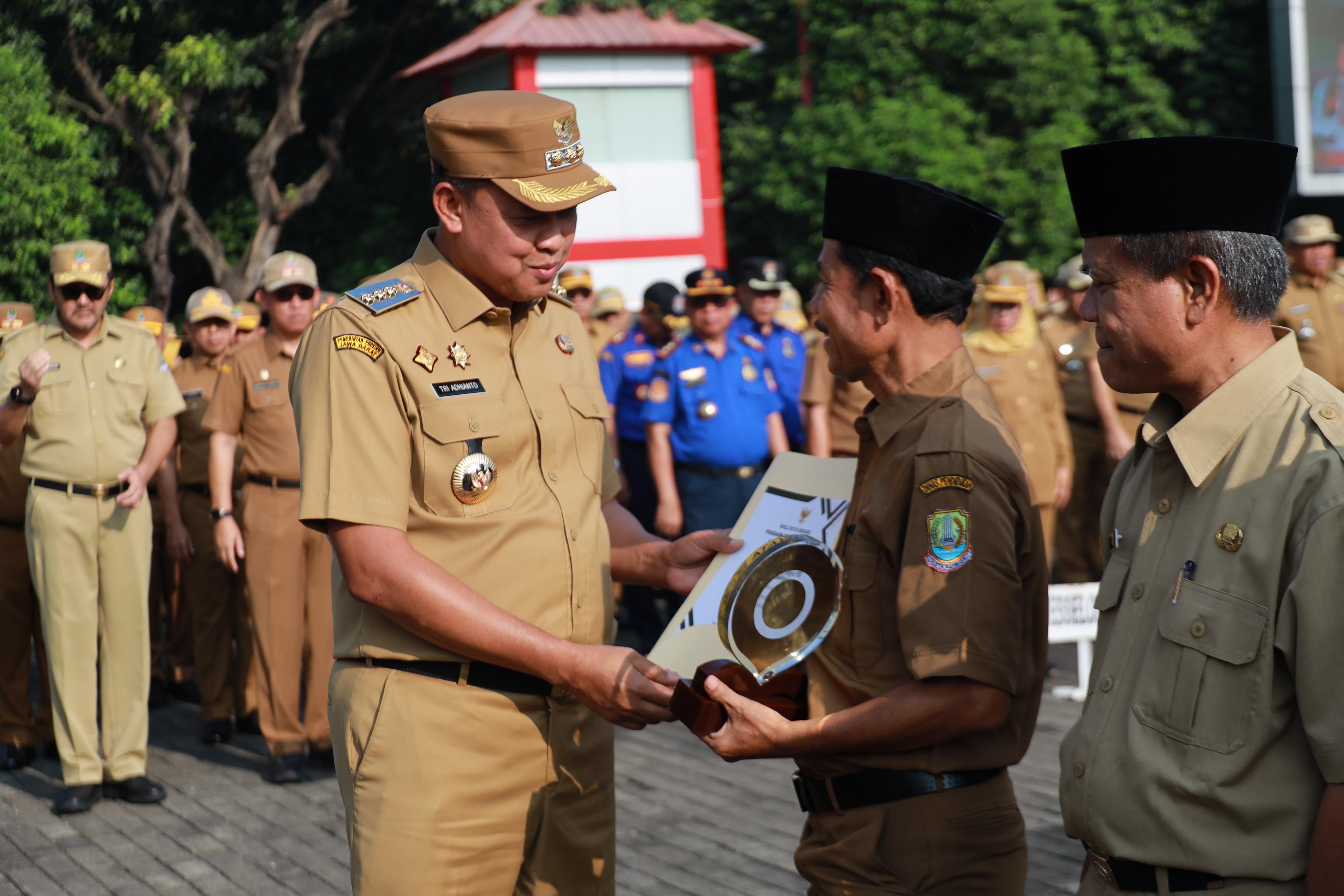Pemerintah Kota Bekasi Serahkan Penghargaan Sekolah Adiwiyata Tahun 2025