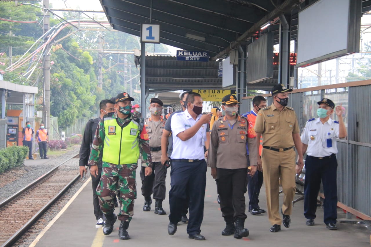 WAKIL WALI KOTA TRI ADHIANTO BERSAMA KAPOLRES BEKASI SIDAK STASIUN DAN TERMINAL BEKASI