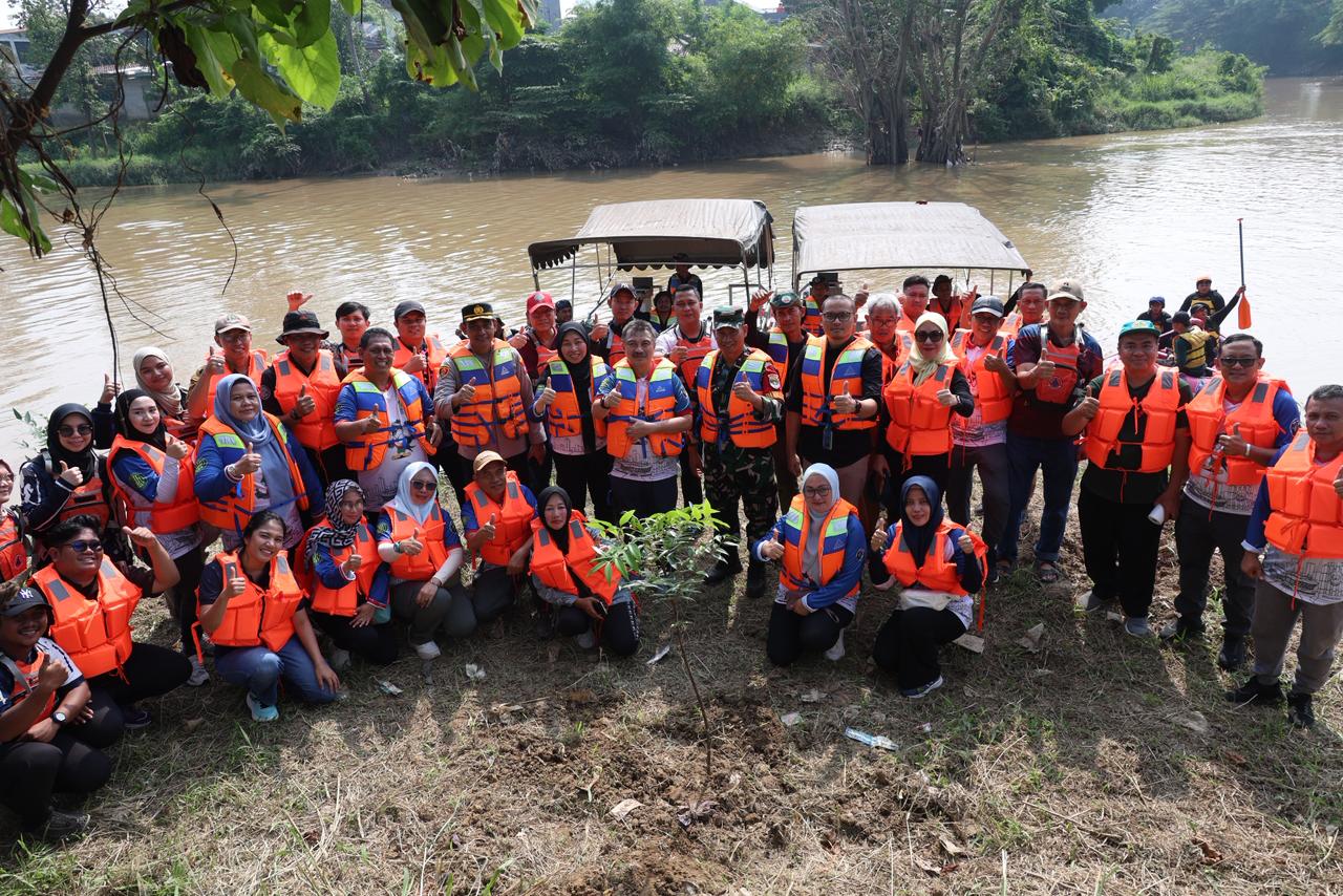 Susur Sungai hingga Tanam Pohon, Wawali Bekasi Ajak Warga Masyarakat Lebih Peduli Lingkungan