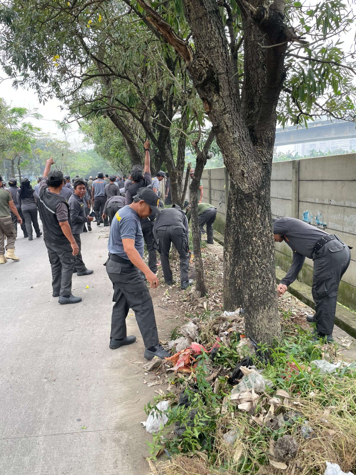 Satpol PP Satlinmas Kota Bekasi Gelar Aksi Gotong Royong K3 Massal di Kawasan Medan Satria