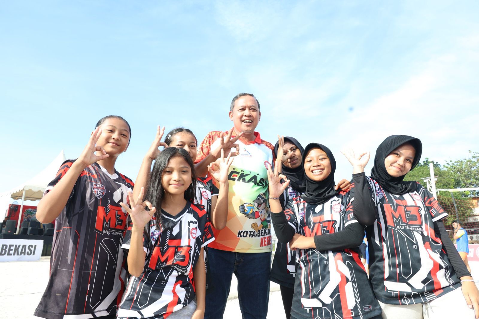 Wali Kota Bekasi Buka Kejurkot U-15 Voli Pasir, Dorong Lahirnya Atlet Muda Berprestasi