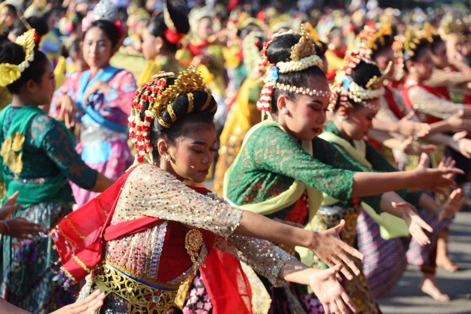 CFD BEKASI DIPADATI PENARI, TARI KOLOSAL RONGGENG NYENTRIK GUNCANG JALAN AHMAD YANI