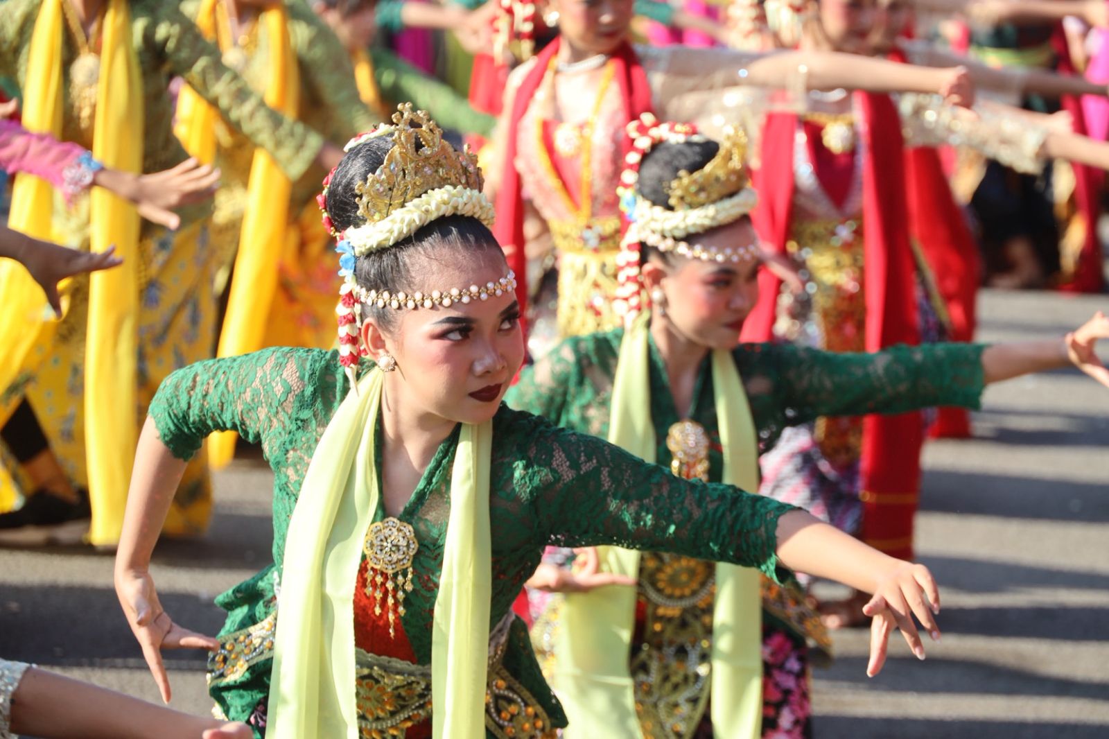 CFD BEKASI DIPADATI PENARI, TARI KOLOSAL RONGGENG NYENTRIK GUNCANG JALAN AHMAD YANI