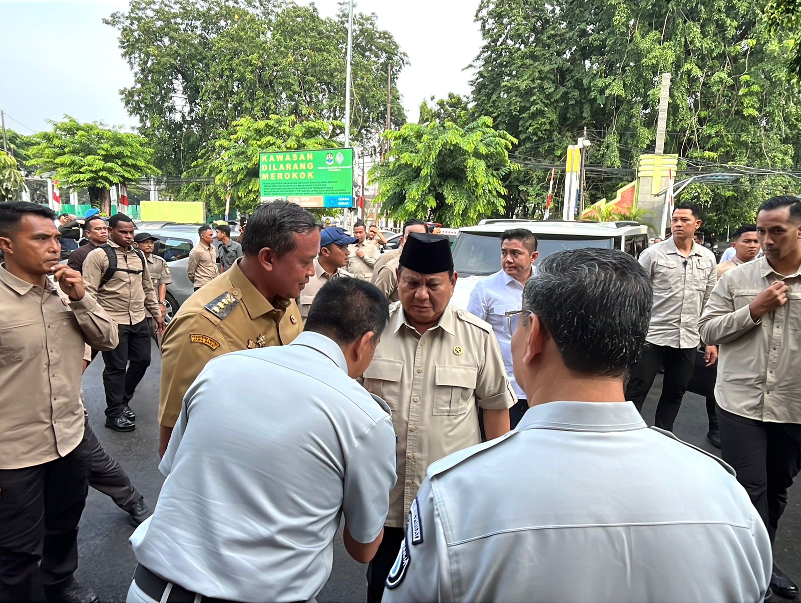 Wali Kota Bekasi Sambut Presiden RI Jenguk Korban Kecelakaan KA Bekasi Timur di RSUD CAM