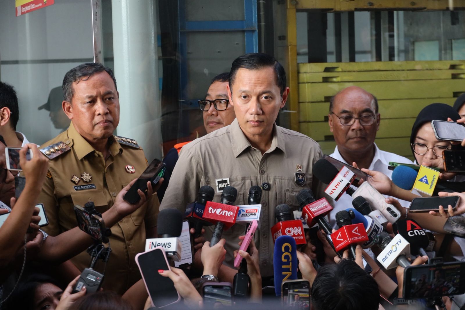 Tri Adhianto Sambut AHY di Stasiun Bekasi, Pastikan Evakuasi Kereta Tuntas dan Layanan Segera Normal