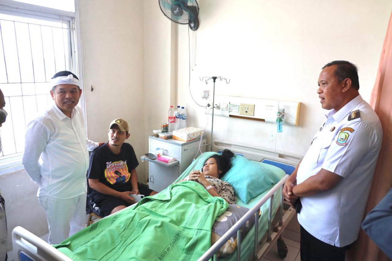 Wali Kota Bekasi Dampingi KDM Jenguk Korban, Pastikan Penanganan Kesehatan Optimal