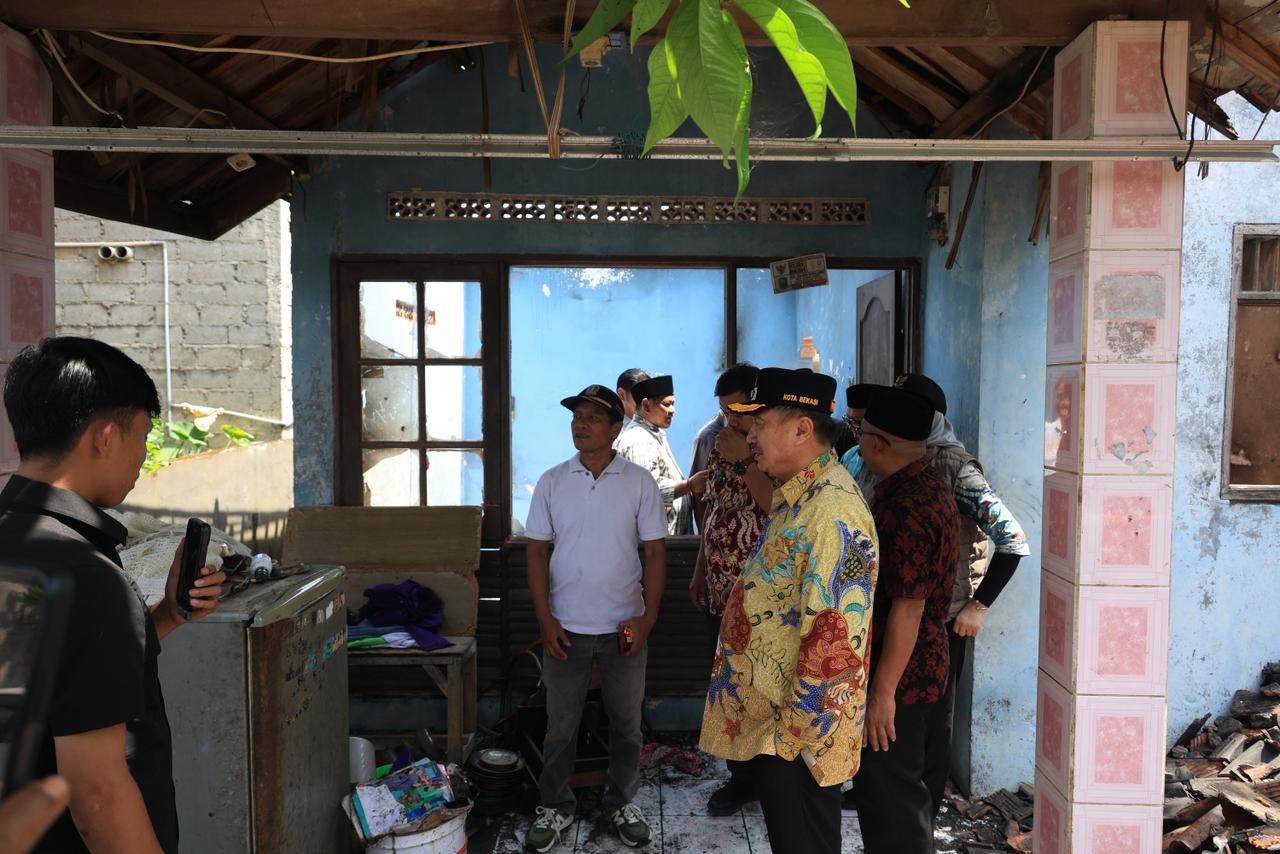 Wawali Bekasi Kunjungi Korban Kebakaran di Bojong Rawalumbu