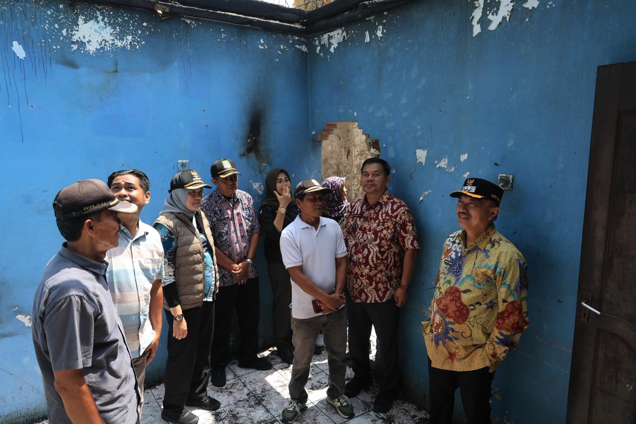 Wawali Bekasi Kunjungi Korban Kebakaran di Bojong Rawalumbu