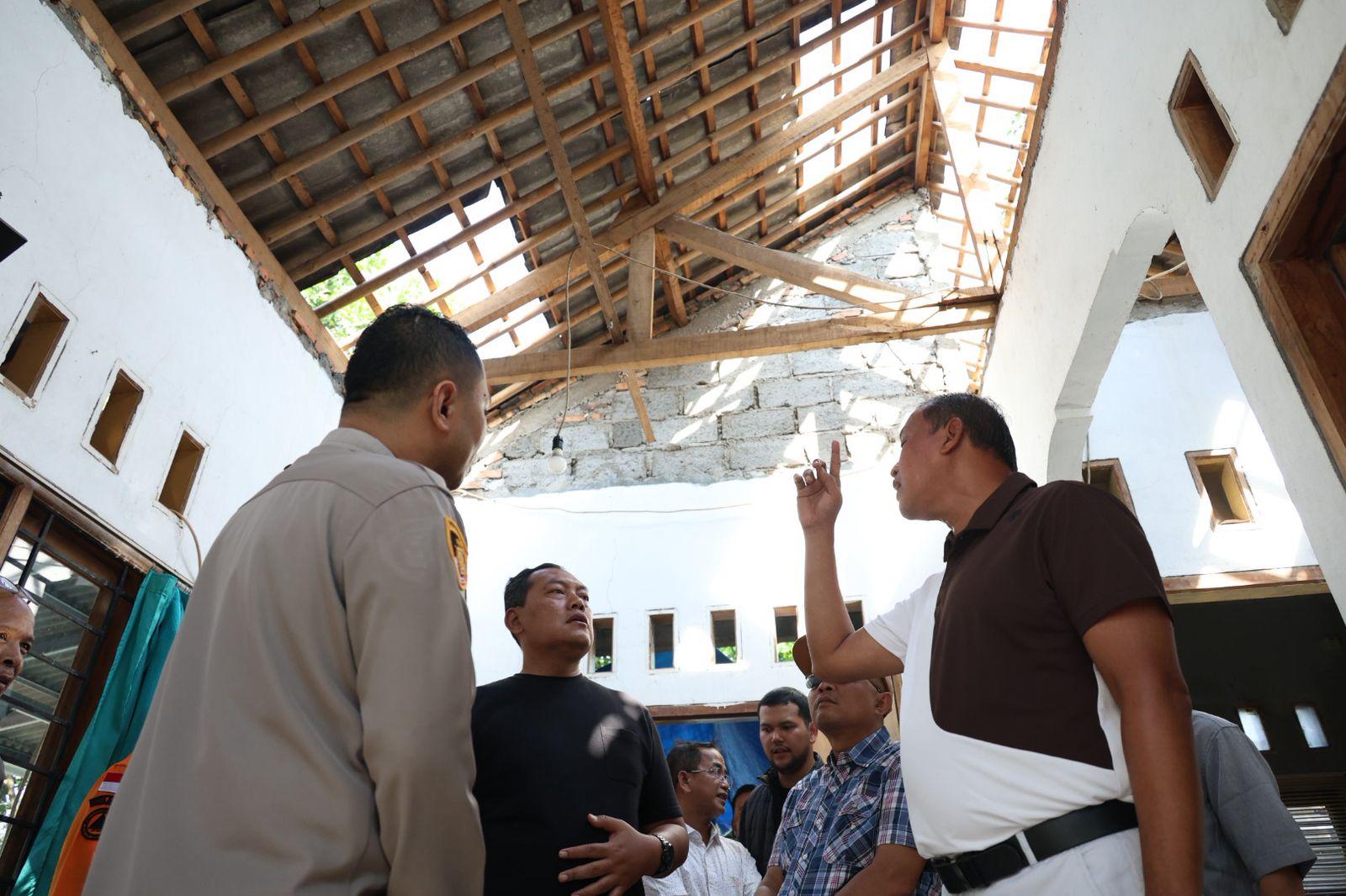 Gerak Cepat Salurkan Bantuan, Wali Kota Tinjau Rumah Warga Terdampak Angin Kencang di Jatiasih
