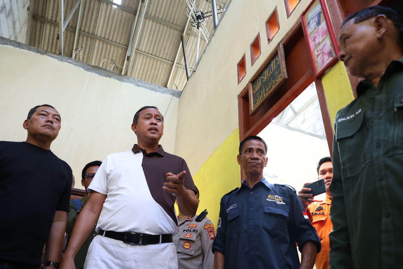 Gerak Cepat Salurkan Bantuan, Wali Kota Tinjau Rumah Warga Terdampak Angin Kencang di Jatiasih