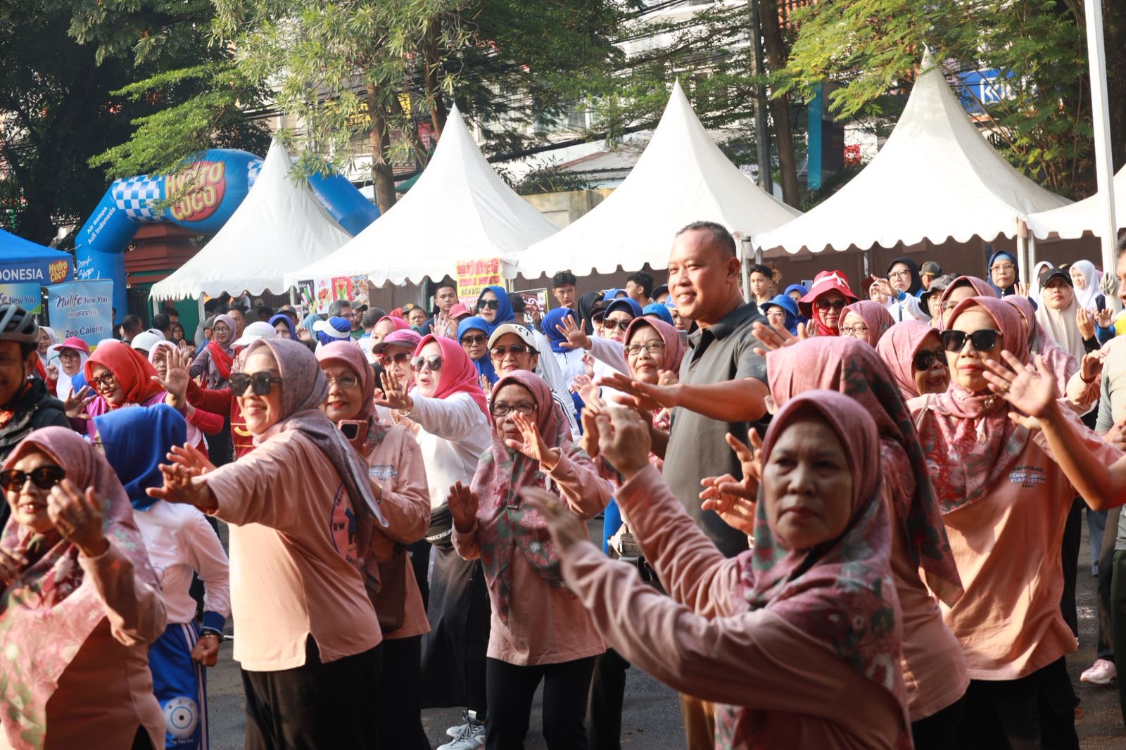 Tri Adhianto Ikut Senam Bersama dan UMKM Ramaikan Akhir Pekan di Kecamatan Bekasi Selatan