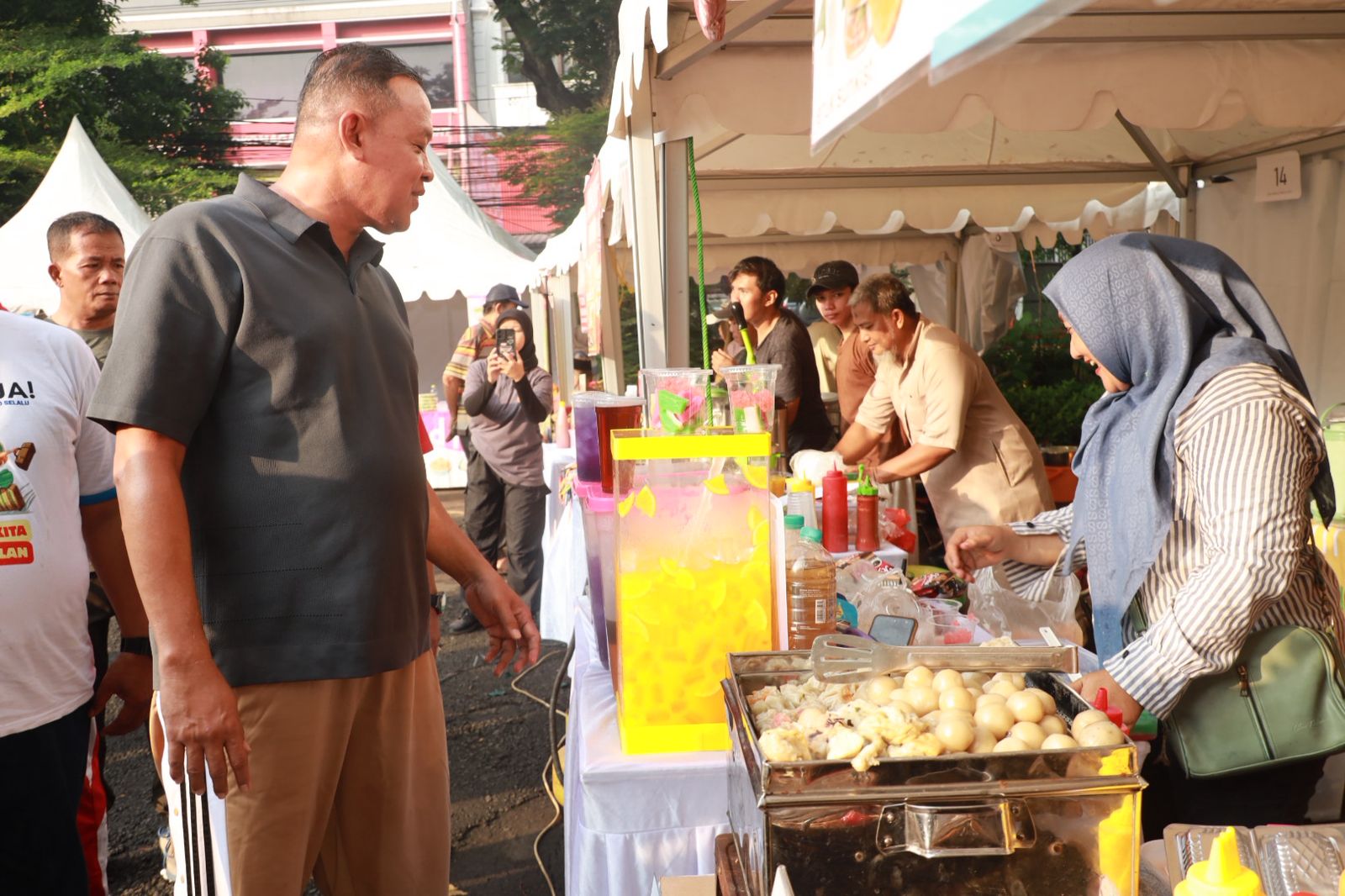 Tri Adhianto Ikut Senam Bersama dan UMKM Ramaikan Akhir Pekan di Kecamatan Bekasi Selatan