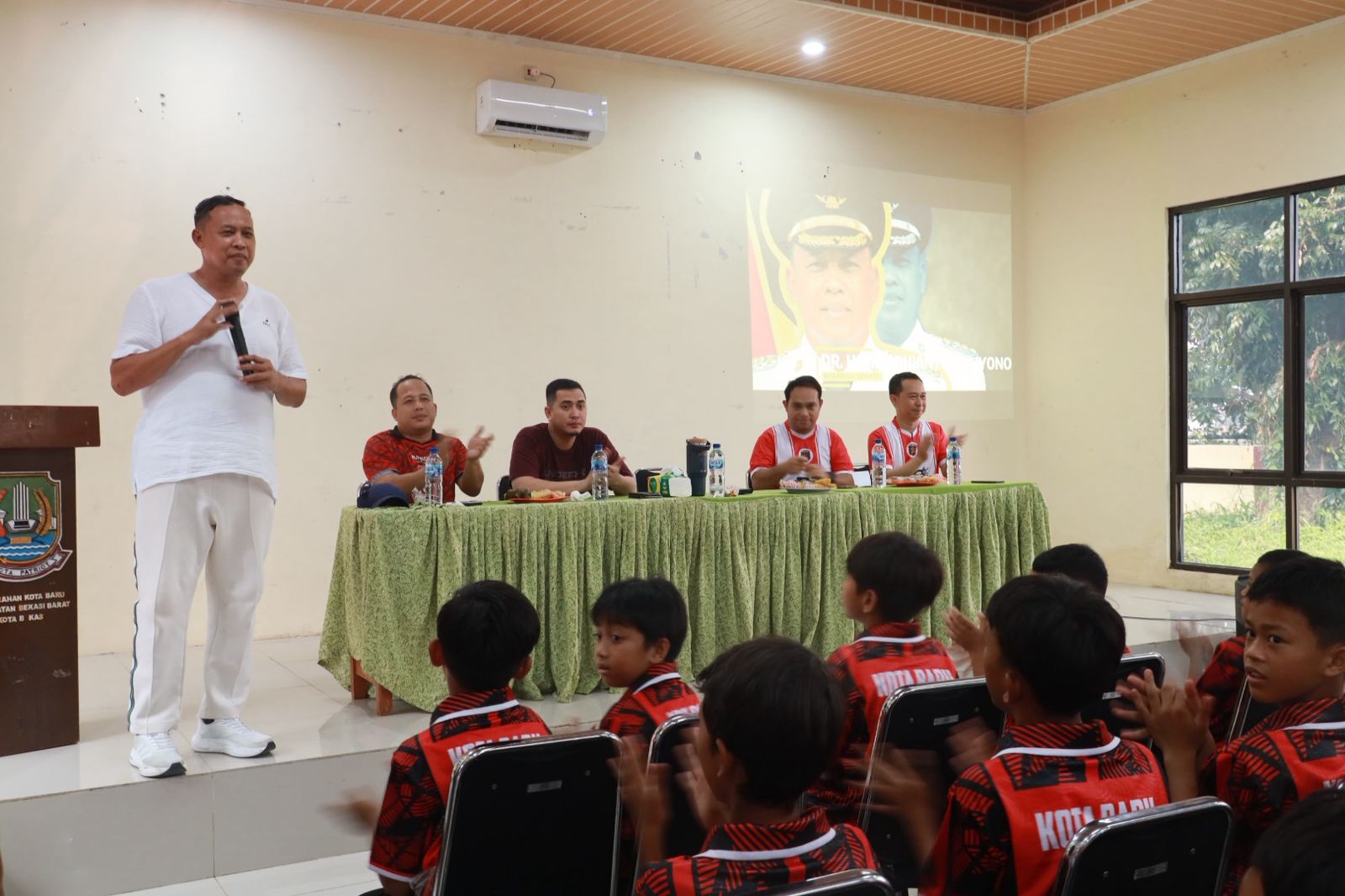 Tri Adhianto Beri Motivasi Klub Kota Baru FC, Tekankan Pembentukan Karakter Atlet Sejak Dini