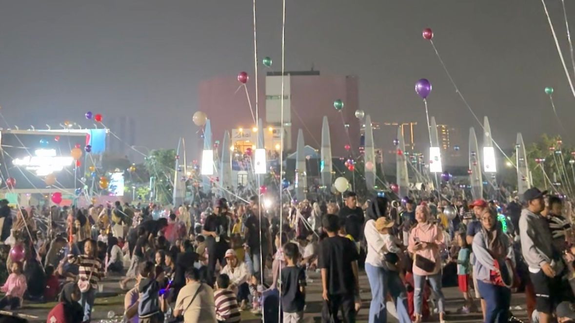 Balon Terbang Jadi Magnet Hiburan Akhir Pekan Warga di Plaza Patriot Chandrabhaga