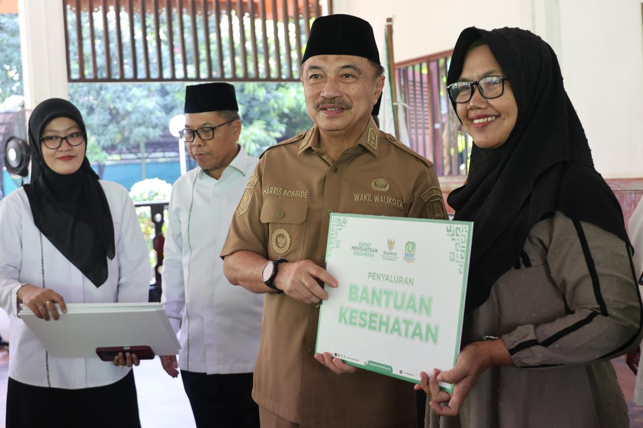 Plh Wali Kota Bekasi Salurkan Zakat Bersama Baznas, Zakat Tingkatkan Kesejahteraan Masyarakat
