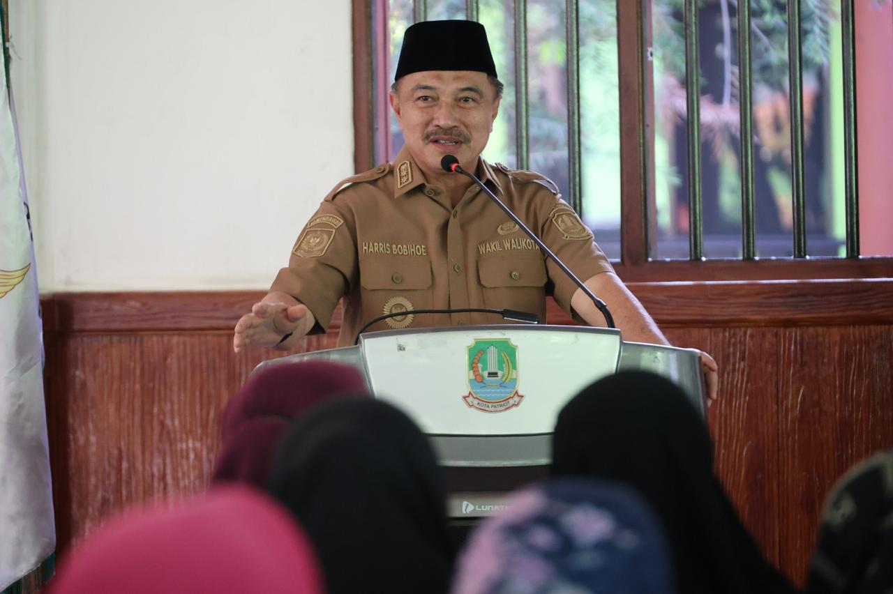 Plh Wali Kota Bekasi Salurkan Zakat Bersama Baznas, Zakat Tingkatkan Kesejahteraan Masyarakat