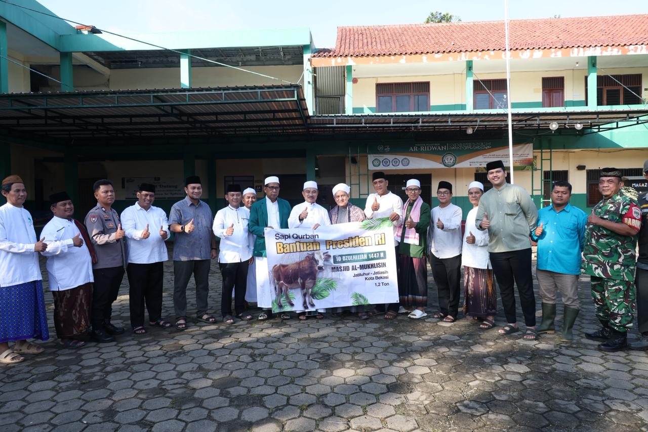 Plh. Wali Kota Bekasi Serahkan Bantuan Sapi Qurban Presiden di Masjid Al Mukhlisin Jatiasih