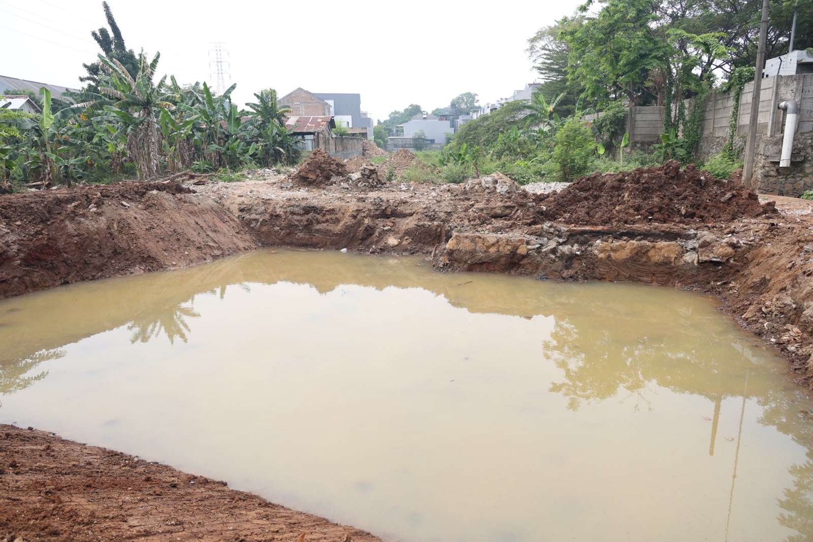 Tinjau Pembangunan Polder Pondok Melati, Wali Kota Dorong Percepatan dan Penanganan Kendala Lapangan