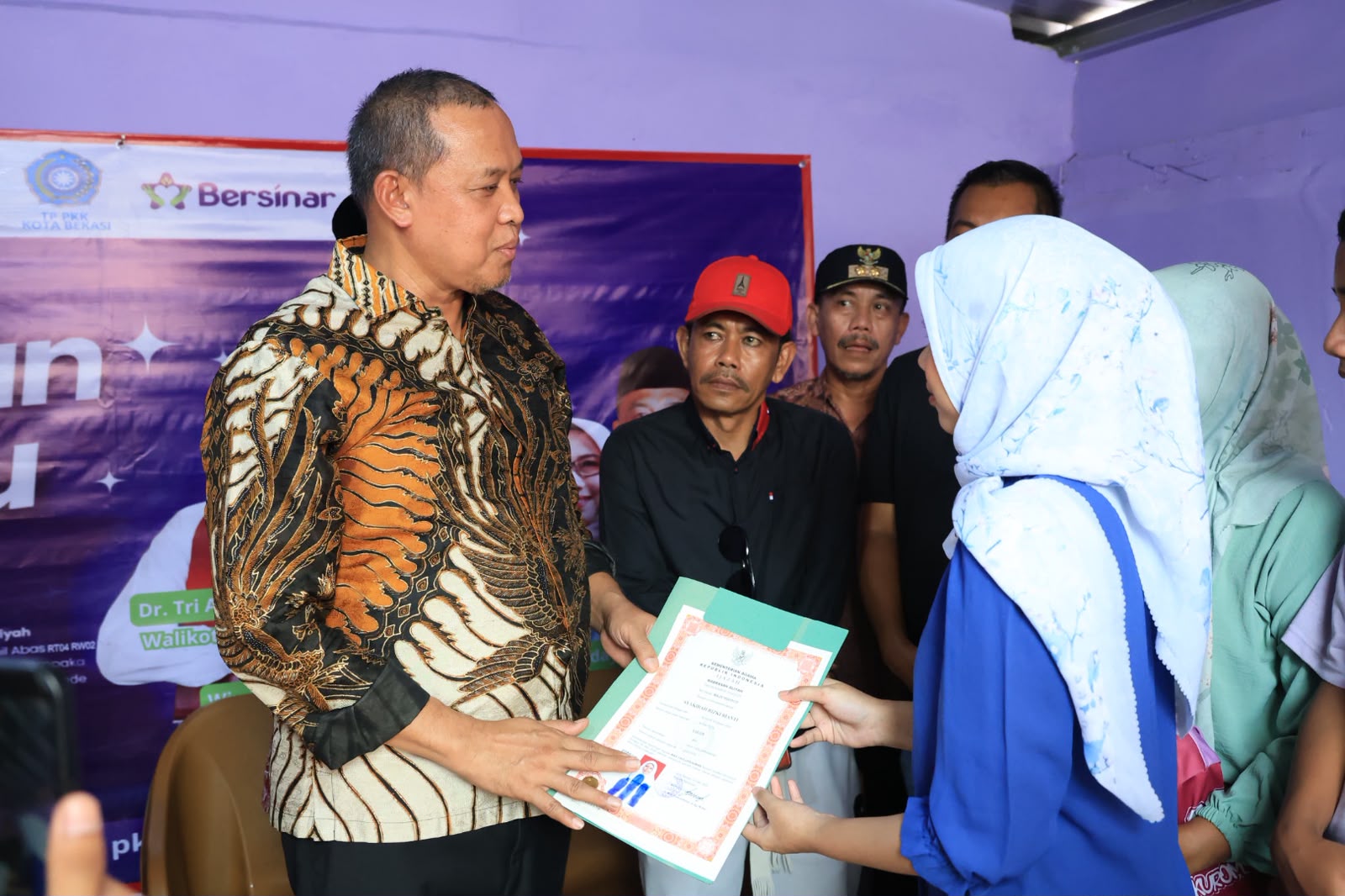 Wali Kota Bekasi Resmikan Bantuan Rutilahu di Pondok Gede, Wujudkan Hunian Layak Bagi Warga