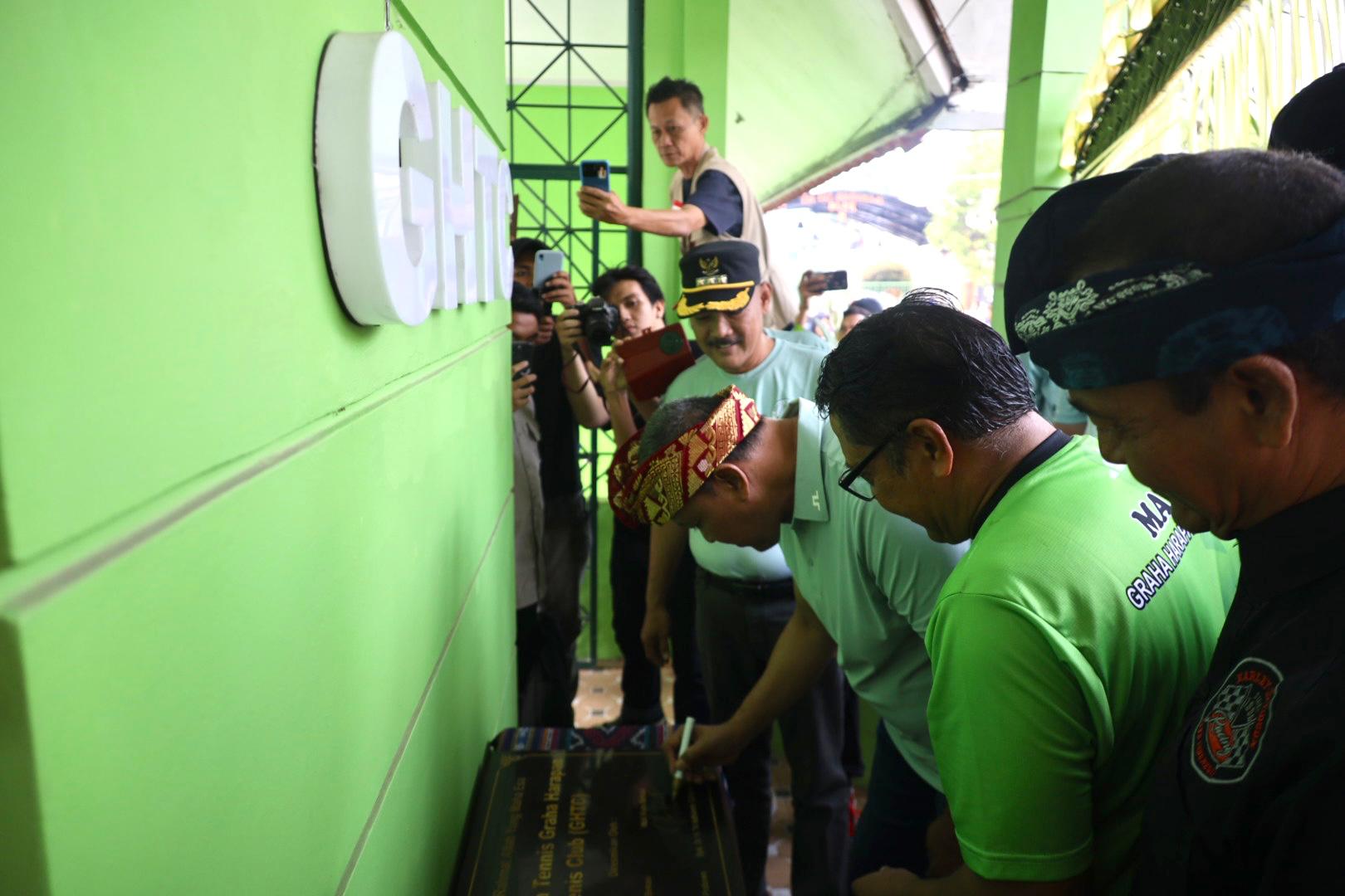 Resmikan Lapangan Tenis Graha Harapan, Tri Adhianto Pastikan Aset Fasum untuk Kepentingan Masyarakat