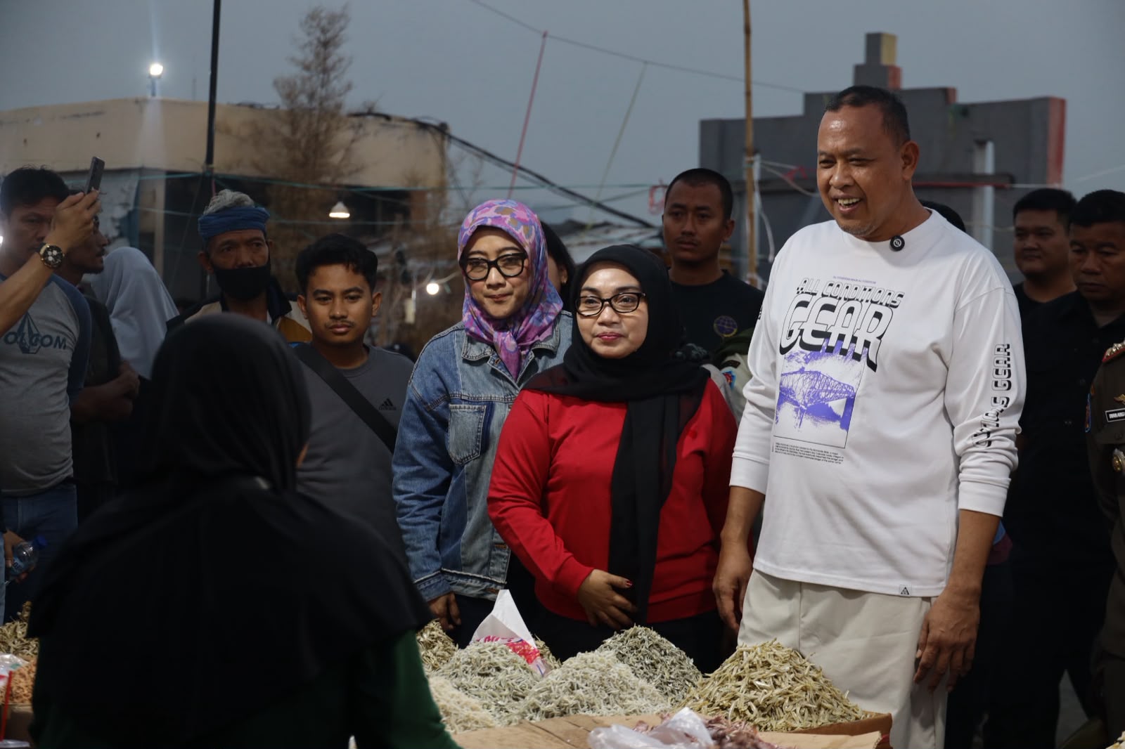 Tinjau Pedagang Pasar Baru, Tri Adhianto: Kanopi, Eskalator dan Lift Barang Disiapkan Bertahap