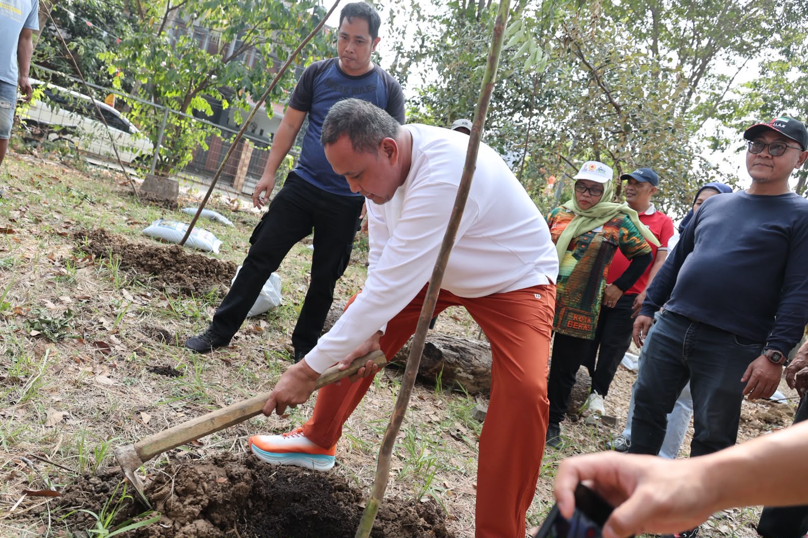Perkuat Ruang Hijau Kota, Wali Kota Bekasi Tanam 200 Pohon di Danau Duta Harapan