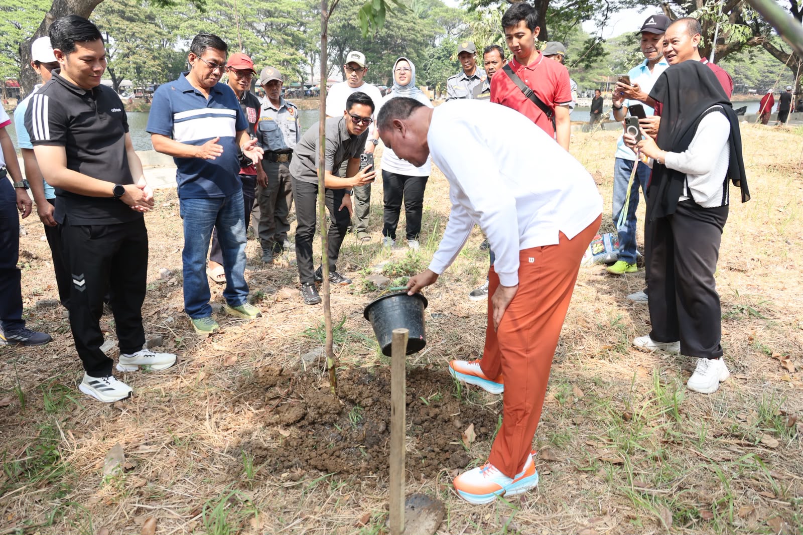Perkuat Ruang Hijau Kota, Wali Kota Bekasi Tanam 200 Pohon di Danau Duta Harapan