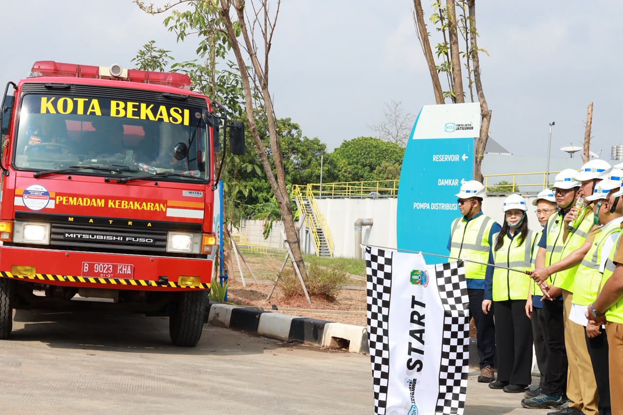 Antisipasi Musim Kemarau, Wali Kota Bekasi Lepas 11 Armada Water Trucking untuk Warga