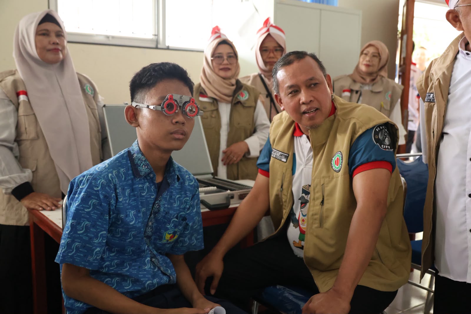 Wali Kota Bekasi Gandeng IROPIN Gelar Bakti Sosial Mata, 300 Kacamata Dibagikan untuk Siswa SMPN 54