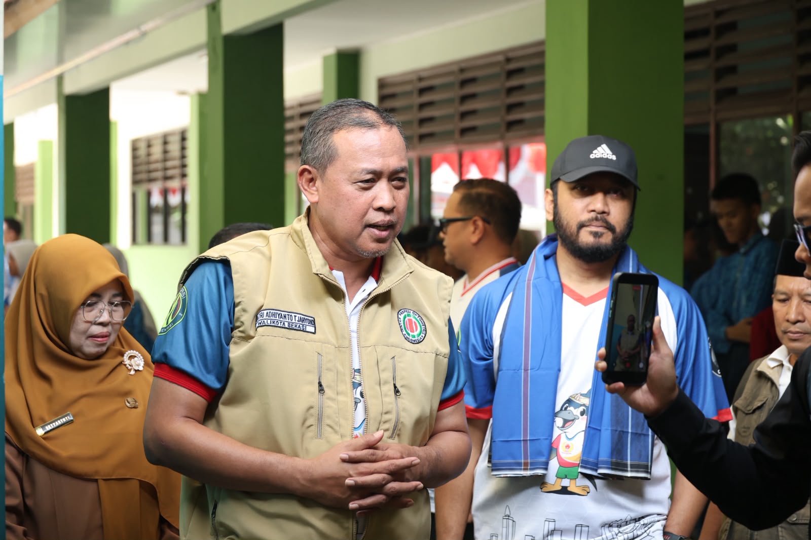 Wali Kota Bekasi Gandeng IROPIN Gelar Bakti Sosial Mata, 300 Kacamata Dibagikan untuk Siswa SMPN 54