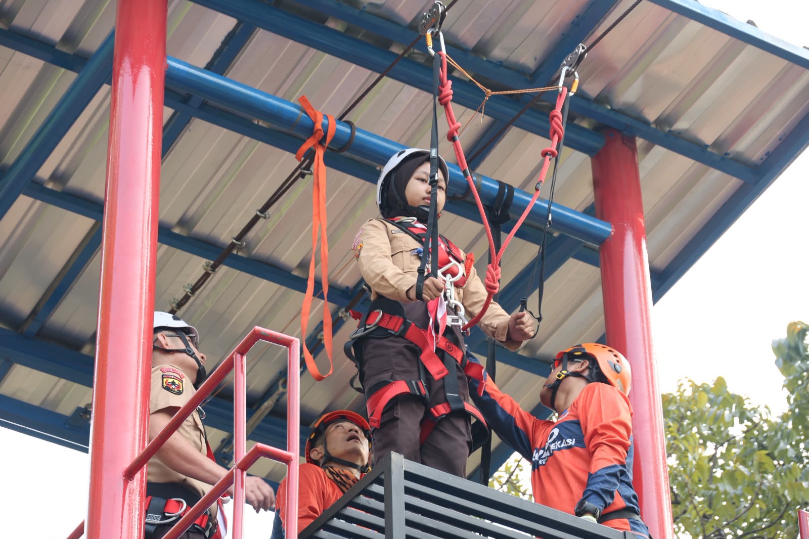 Wali Kota Bekasi Resmikan Flying Fox BPBD, Edukasi Kebencanaan Dikemas Makin Menarik