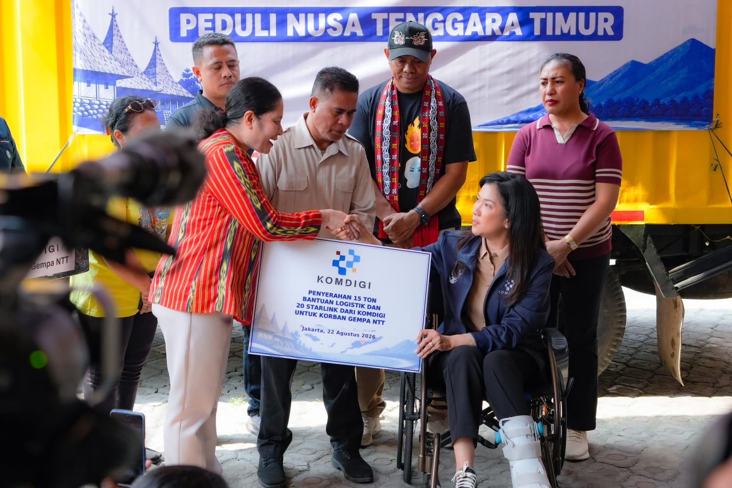Komdigi Serahkan 15 Ton Bantuan Logistik dan 20 Starlink untuk Korban Gempa NTT