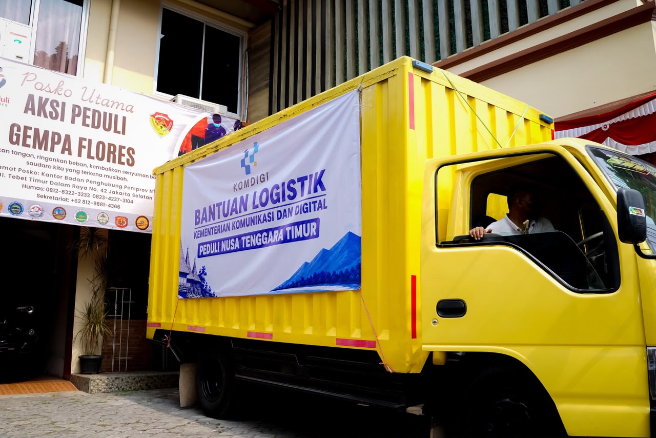 Komdigi Serahkan 15 Ton Bantuan Logistik dan 20 Starlink untuk Korban Gempa NTT