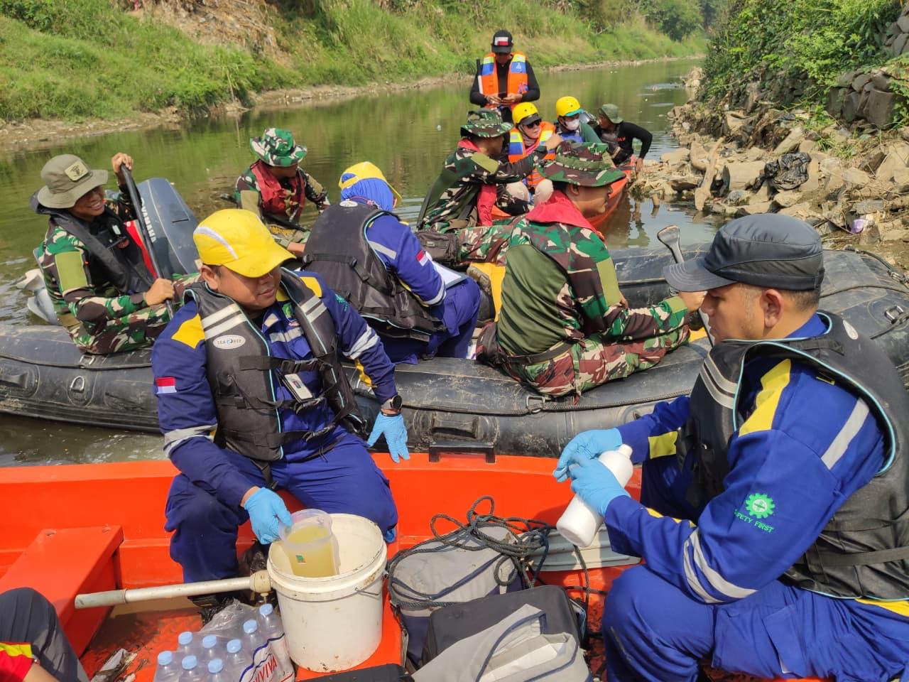 DLH Kota Bekasi Gandeng KP2C dan Tim Marinir TNI AL Susur DAS Kali Bekasi