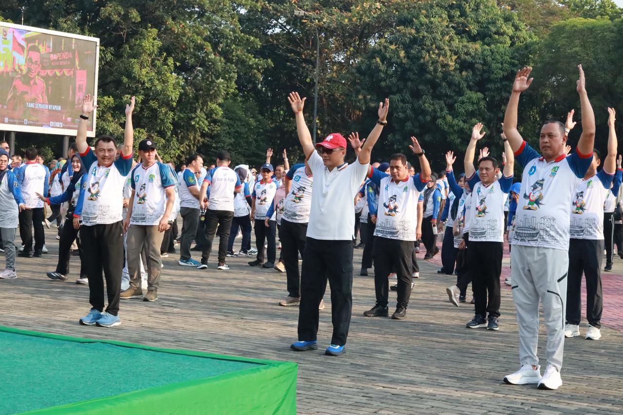 Kepala BKN Prof. Zudan Ikuti Senam di Plaza Pemkot Bekasi: Bersyukur dan Tingkatkan Produktivitas