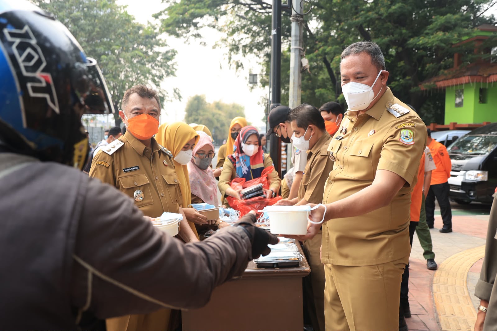 Selasa Ceria Berbagi Makanan dan Masker, Wali Kota Bekasi Antisipasi Dampak Sebaran Abu Vulkanik
