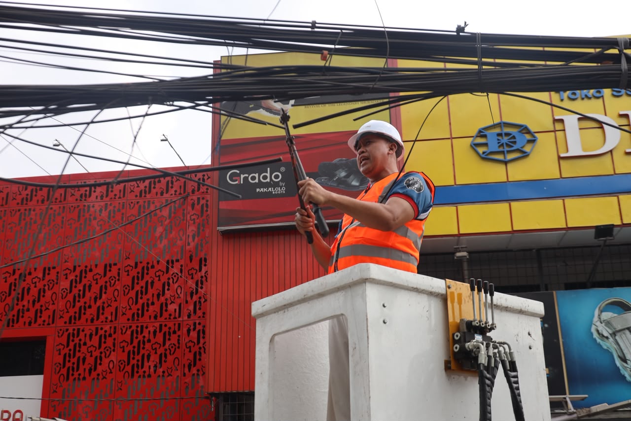 Naik Skylift, Tri Adhianto Potong Kabel Udara Targetkan Penataan Ducting 3 Tahun Selesai