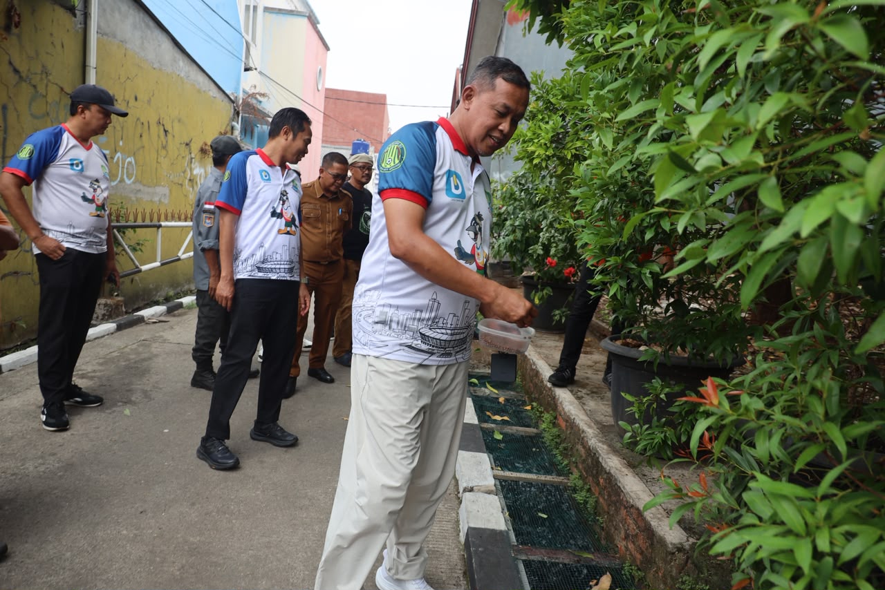 Dapati Laporan Warga, Tri Adhianto Cek Penyempitan Saluran Air di Perumahan Mandosi Permai Jatiluhur